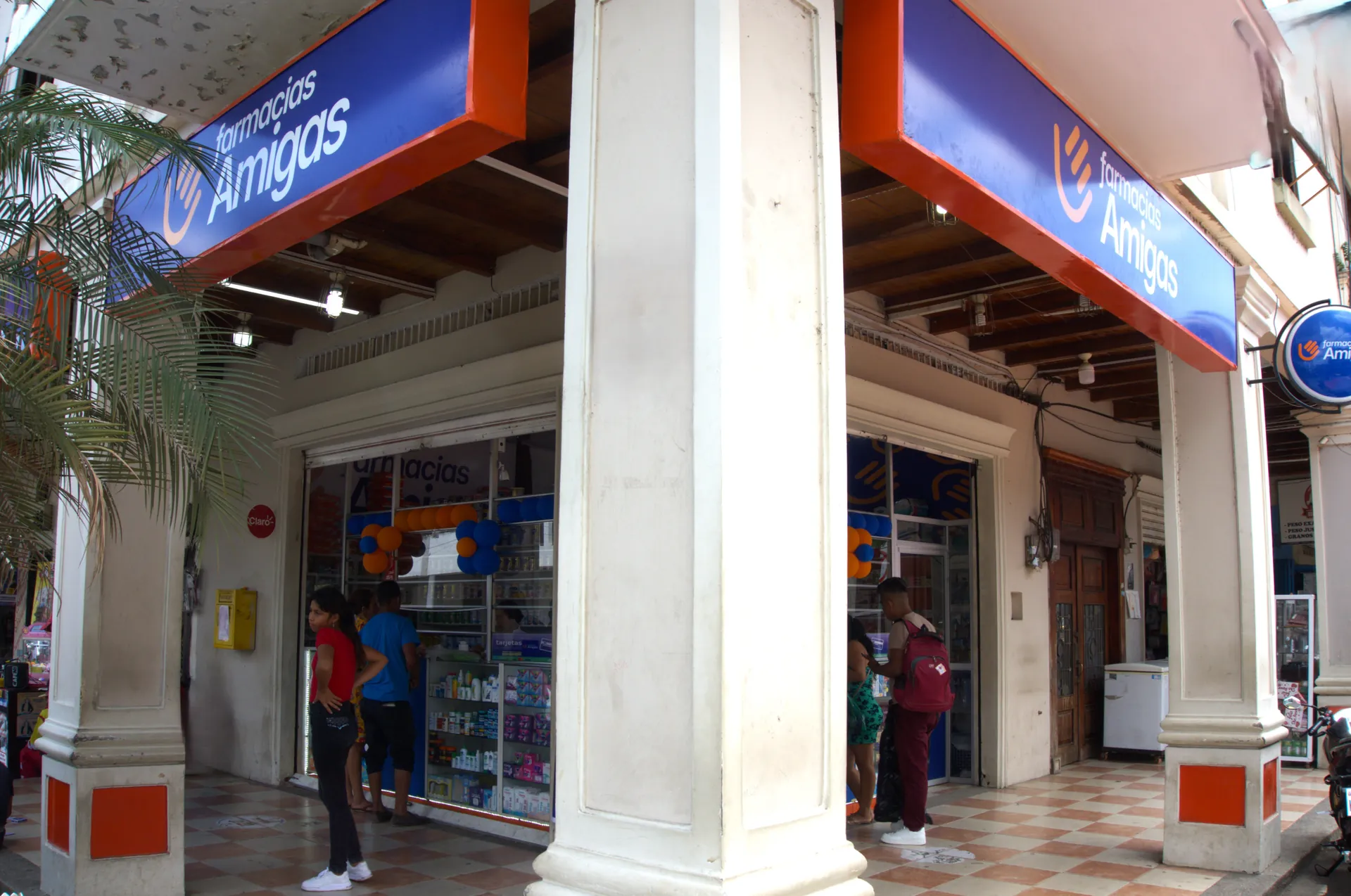 Fachada de Farmacias Amigas en Balzar, Ecuador